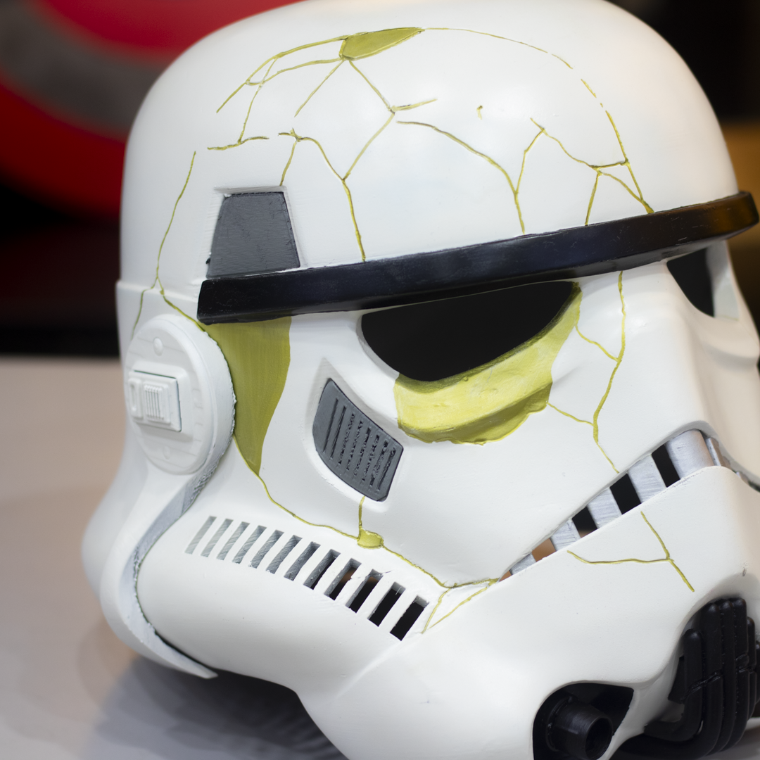 Casco Storm Trooper Ahsoka Star Wars detalle lateral