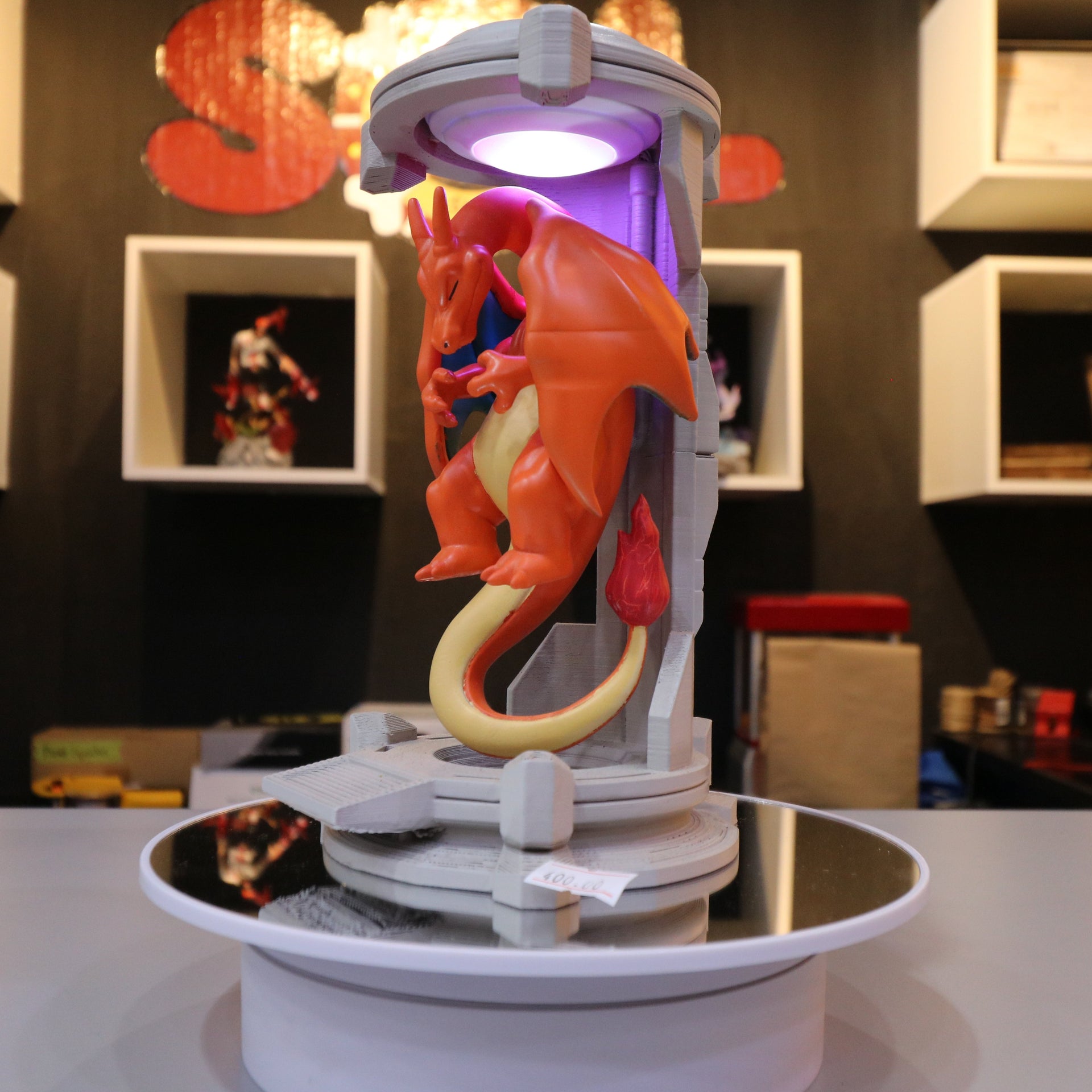 Cápsula Pokémon Charizard XL con luz RGB