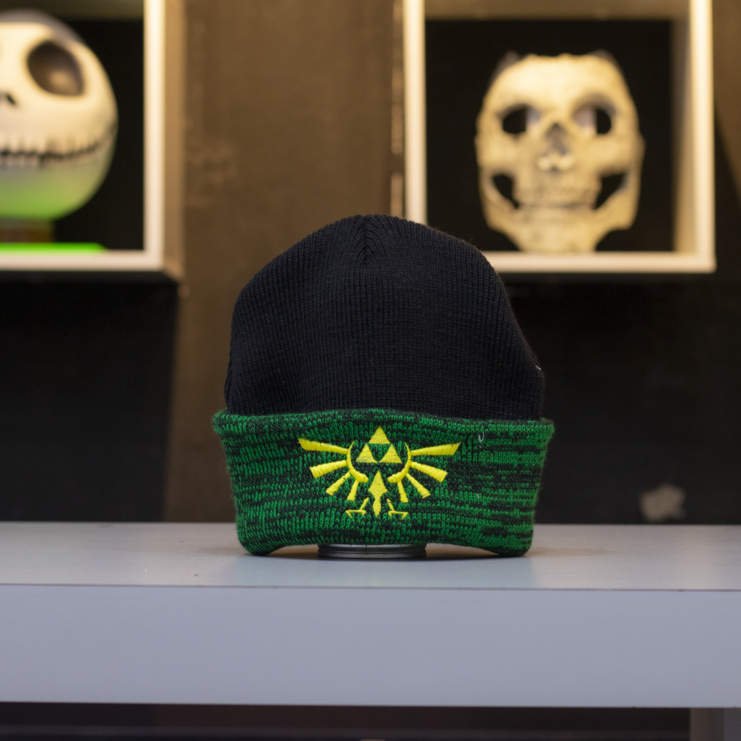 Gorro negro con doblez verde jaspeado de The Legend of Zelda con Trifuerza bordada